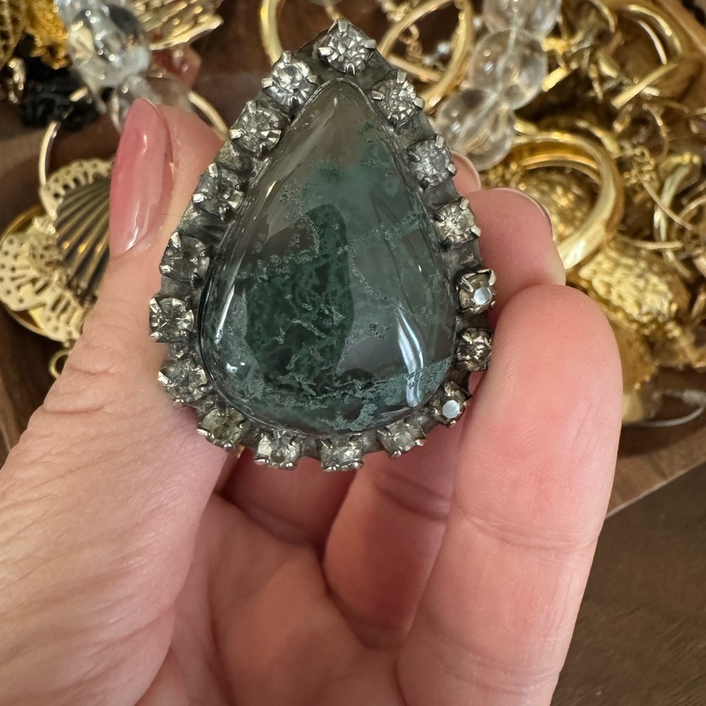 Funky Silver and Green Teardrop Ring - Picture 5 of 5